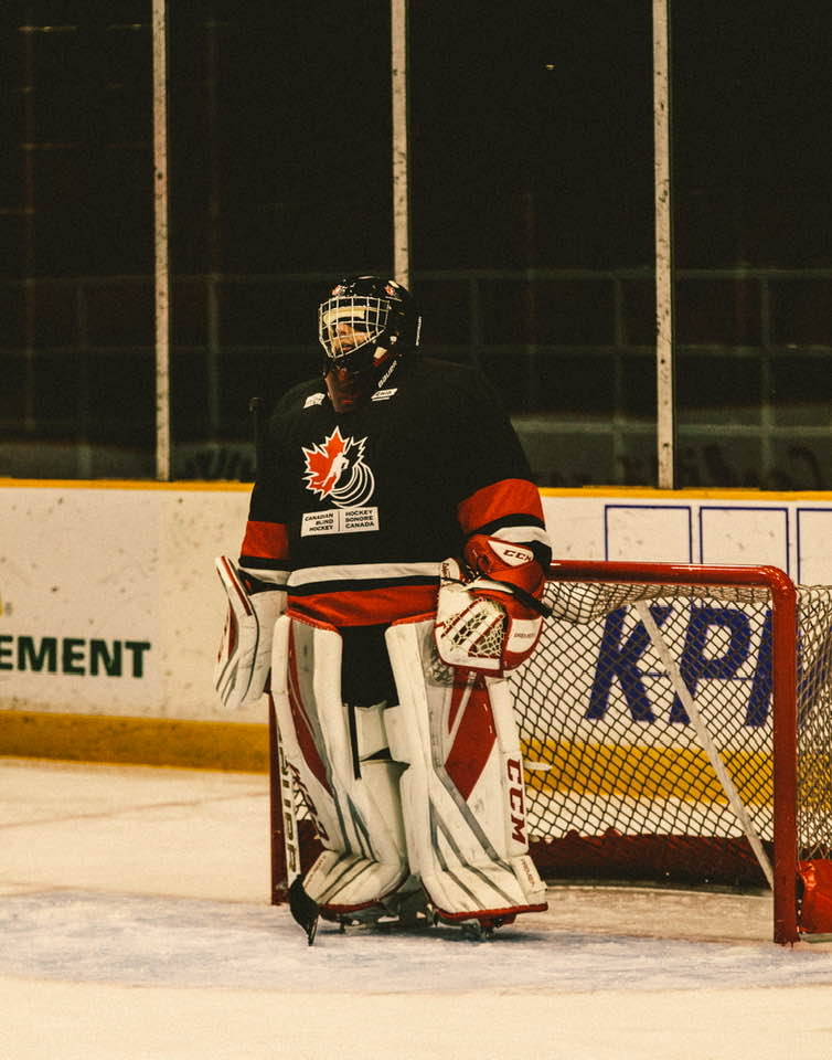 Joey Cabral en équipement complet de gardien de but dans son enclave pendant un match de hockey sonore